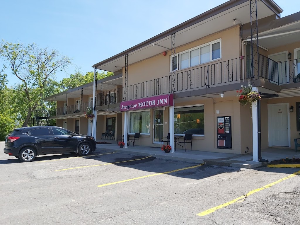 Arnprior Motor Inn | 168 Daniel St S, Arnprior, ON K7S 2L8, Canada | Phone: (613) 623-7906