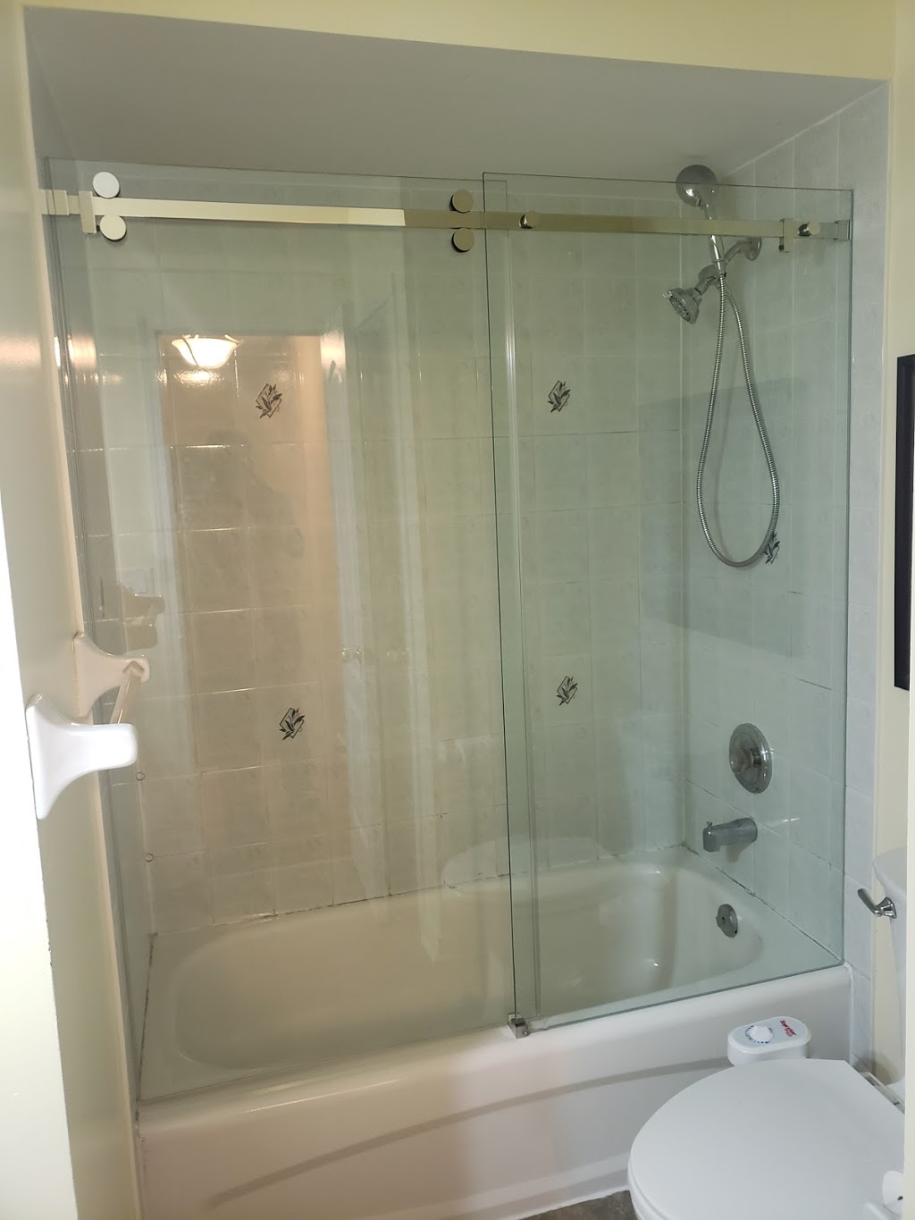 Marine Glass and Mirrors | 15 Upperview Pl, Whitby, ON L1R 0E5, Canada | Phone: (647) 830-9167