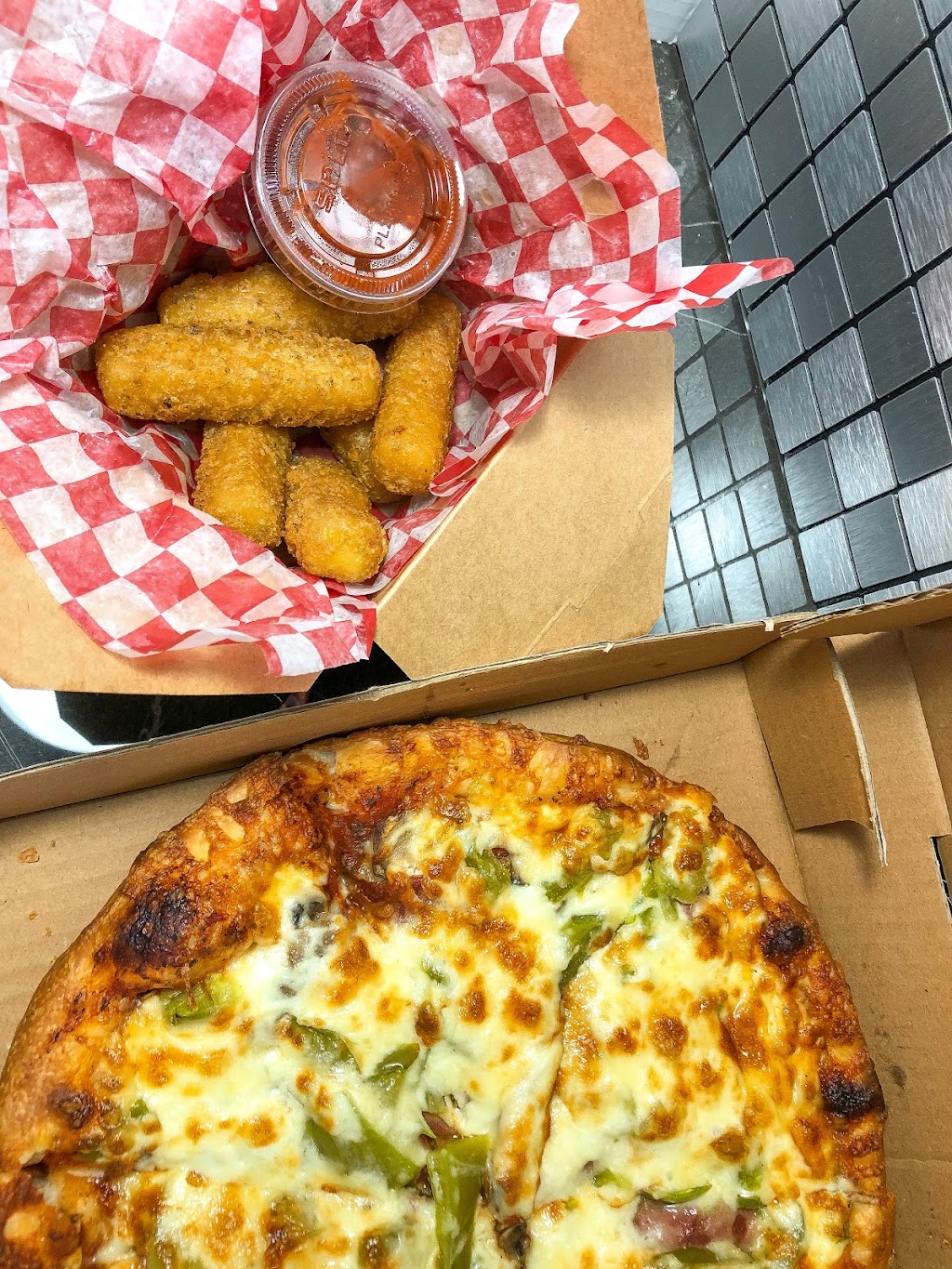 Say Cheese pizza & poutine | 1581 Bank St a, Ottawa, ON K1H 7Z3, Canada | Phone: (613) 695-6999