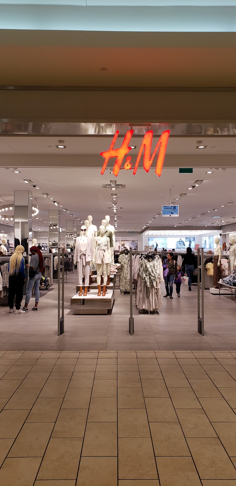 H&M | 900 Dufferin St, Toronto, ON M6H 4B1, Canada | Phone: (855) 272-7007