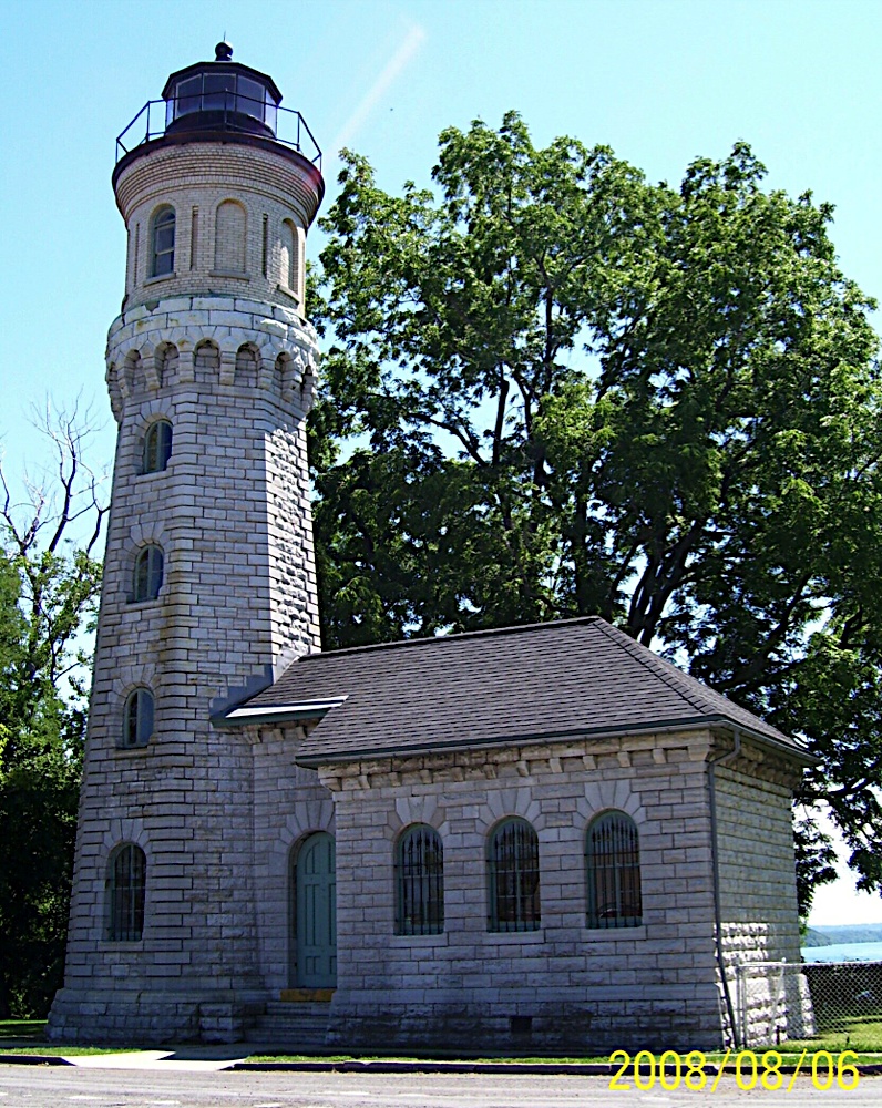 Old Fort Niagara Light, Youngstown, NY | Fort Niagara State Park, Scott Ave, Youngstown, NY 14174, USA | Phone: (716) 745-7611