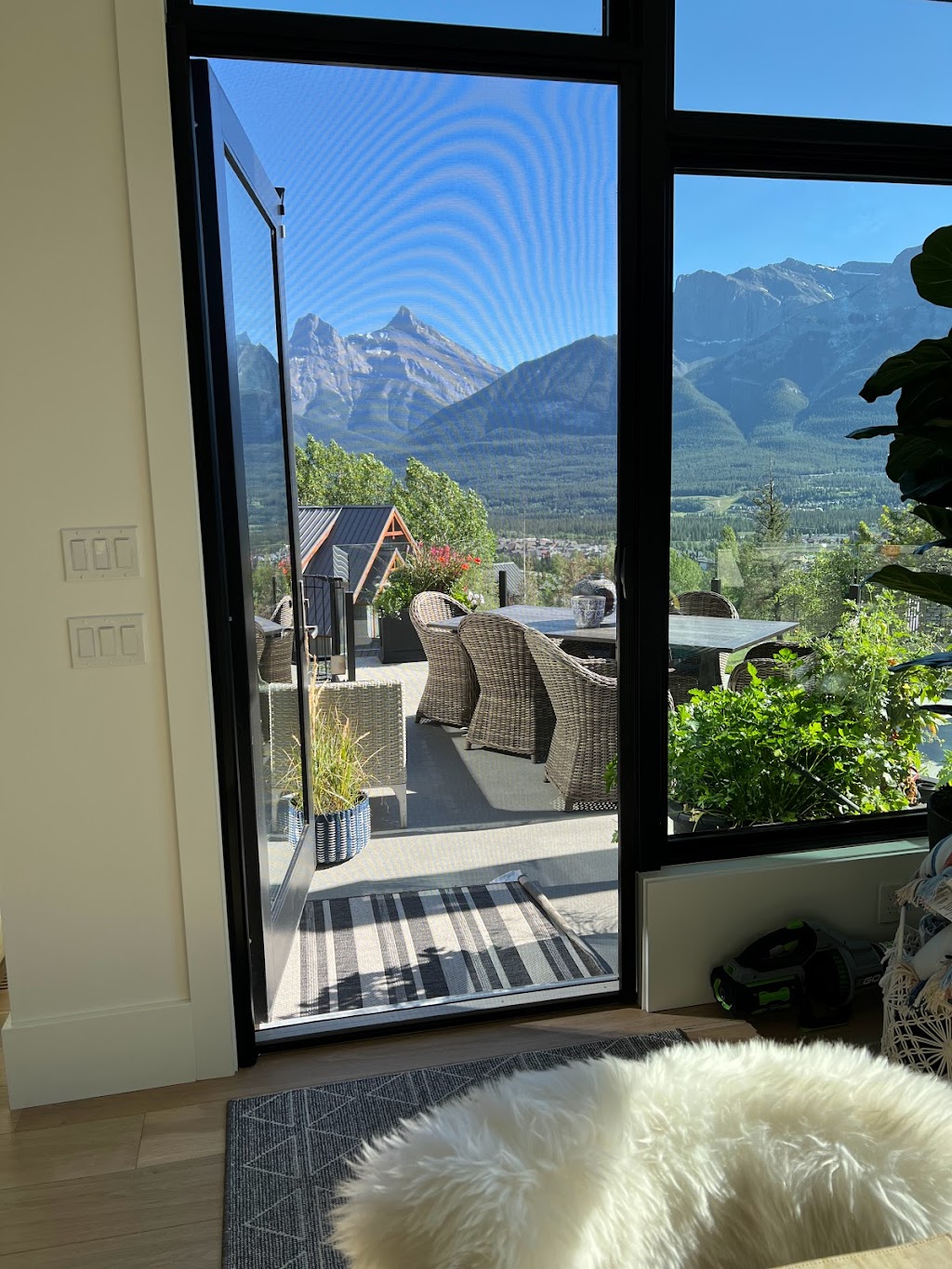 Screen Queen Retractable Screen Doors | Marquis Ln SE, Calgary, AB T3M 2G6, Canada | Phone: (403) 651-2858