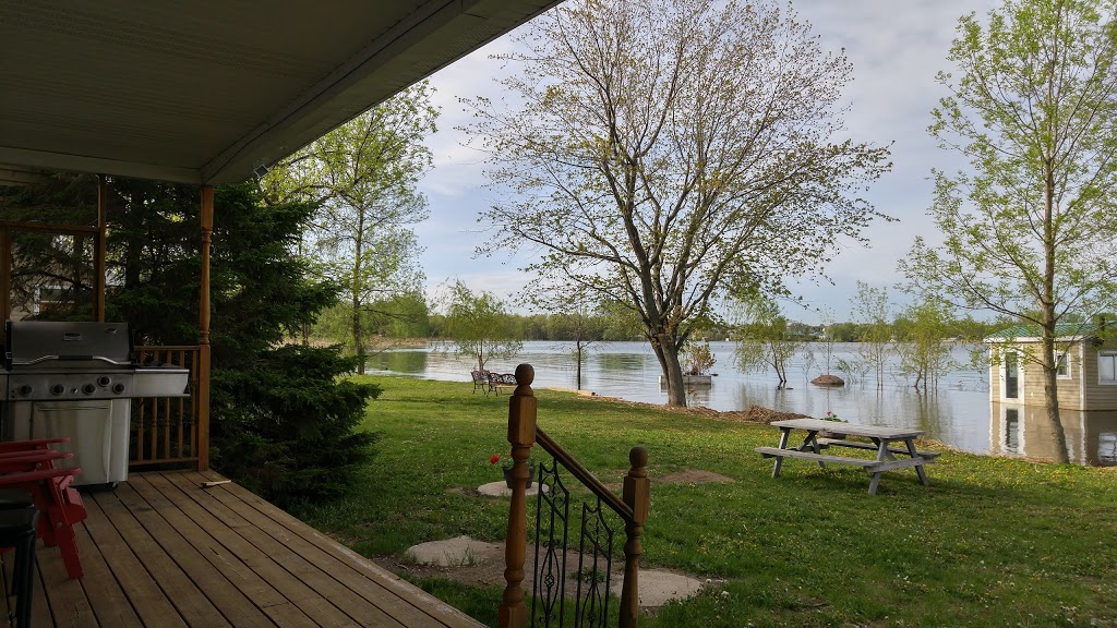 Cottages on the river | Chemin de la Pointe-Wilfrid-Hébert, Beauharnois, QC J6N 3M8, Canada | Phone: (514) 799-2321