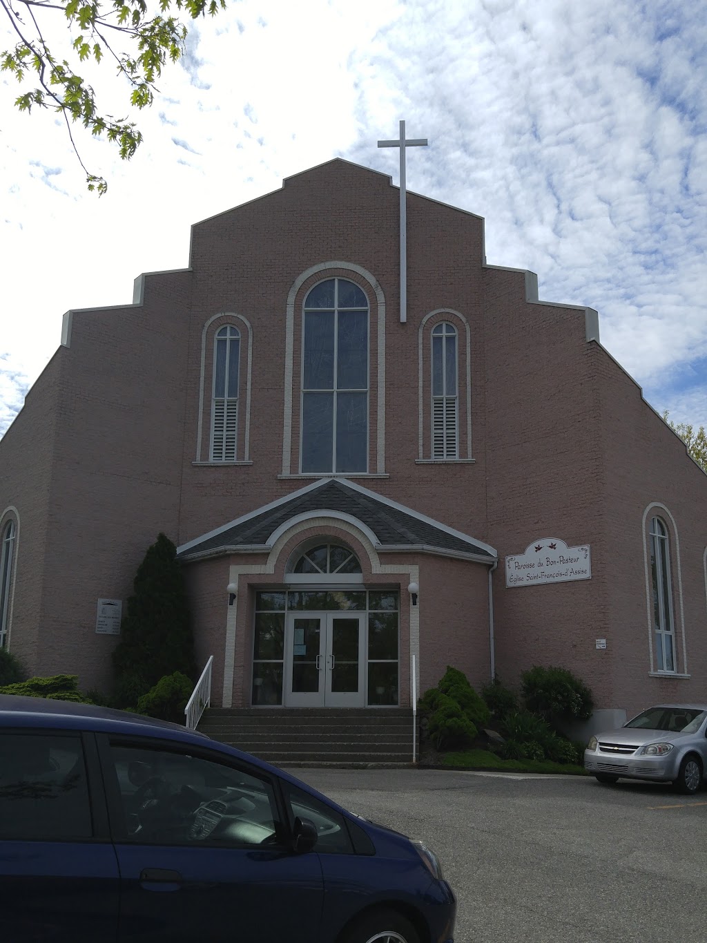 Eglise Saint-François dAssise | 1145 Rue des Quatre-Saisons, Sherbrooke, QC J1E 3Y5, Canada | Phone: (819) 822-3117