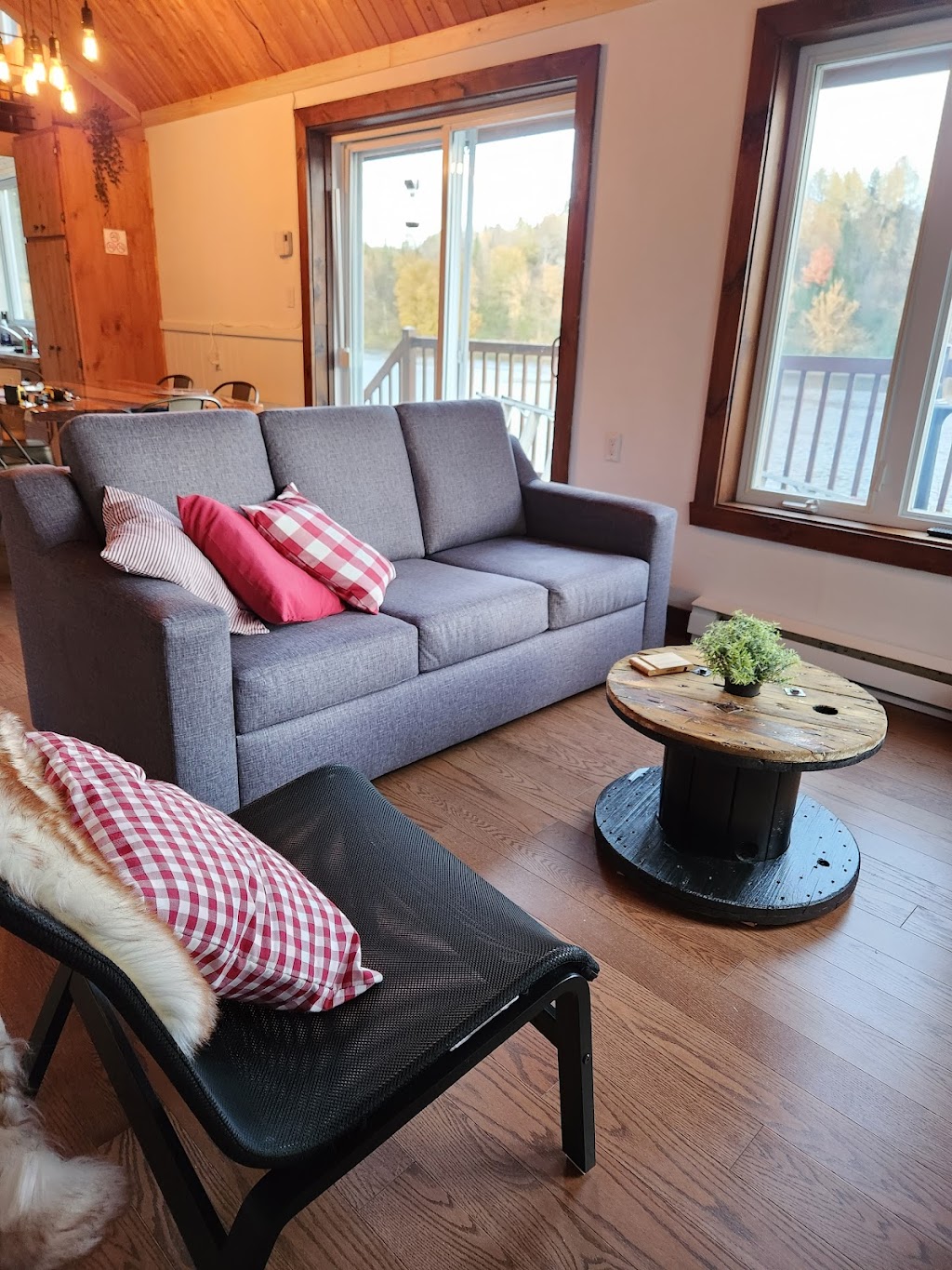 Chalet locatif lApéro des Chutes | 108 Rte de la Chute du Huit, Notre-Dame-de-Montauban, QC G0A 3T0, Canada | Phone: (418) 284-4151