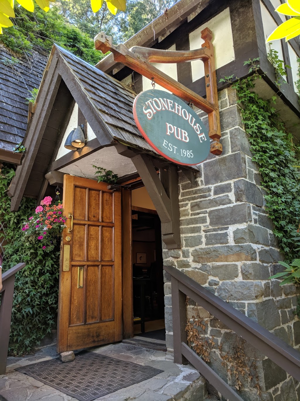 Stonehouse Pub | 2215 Canoe Cove Rd, North Saanich, BC V8L 3X9, Canada | Phone: (250) 655-8870