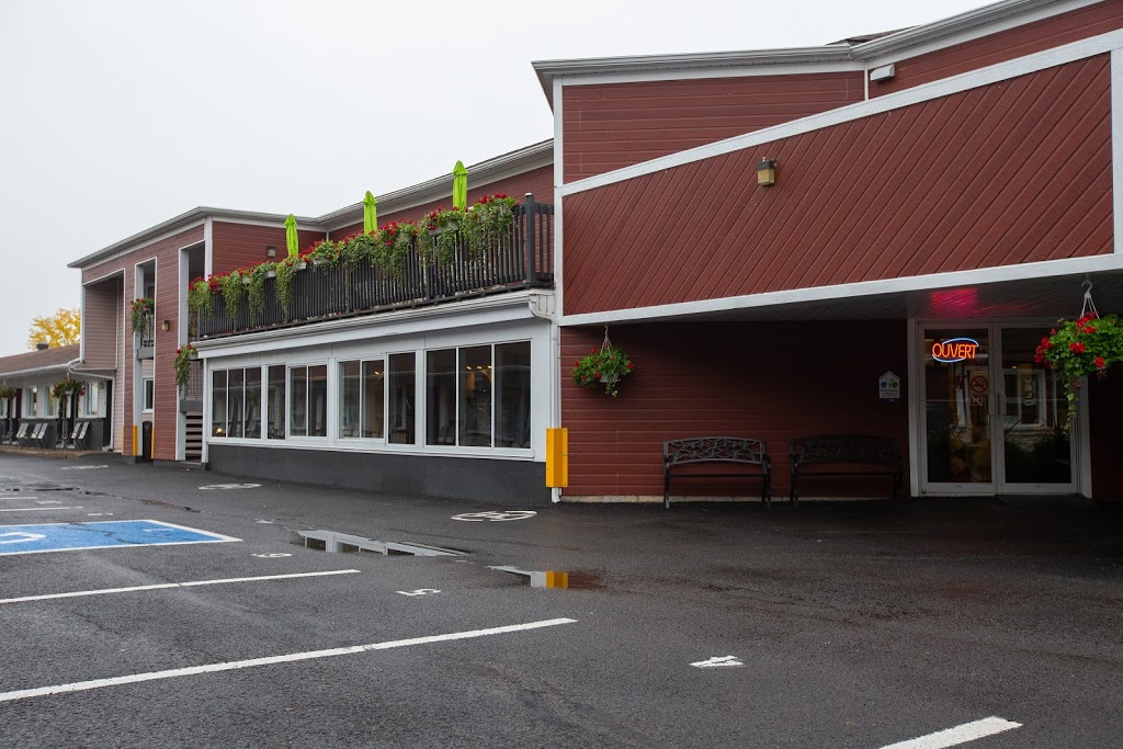 Hôtel Motel Le Châteauguay | 3842 Boulevard Sainte-Anne, Québec, QC G1E 3M3, Canada | Phone: (418) 661-0037