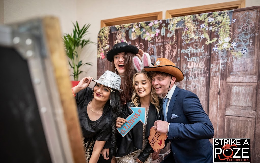 Strike A Poze Photobooths | 10825 Sunset Dr, Talbotville, ON N0L 2K0, Canada | Phone: (519) 280-1026