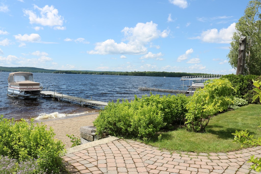 The Beach Villa | 426 Chemin de la Baie des Sables, Stratford, QC G0Y 1P0, Canada | Phone: (819) 620-5423