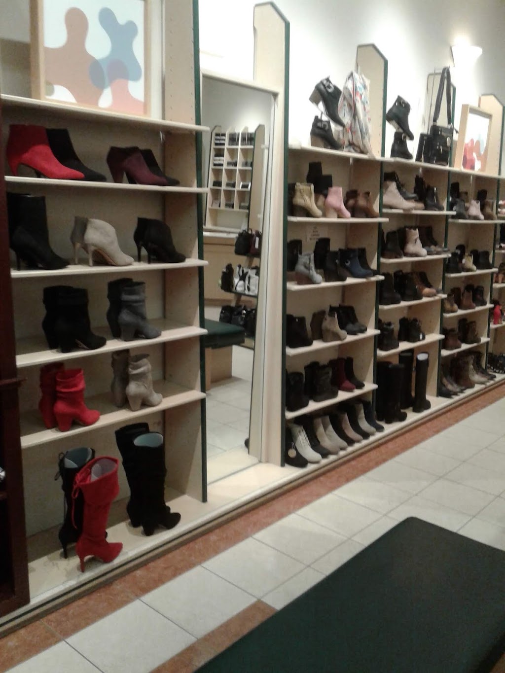 Chaussures Yellow | Carrefour St-Georges, 8585 Bd Lacroix, Saint-Georges, QC G5Y 5L6, Canada | Phone: (418) 228-3970