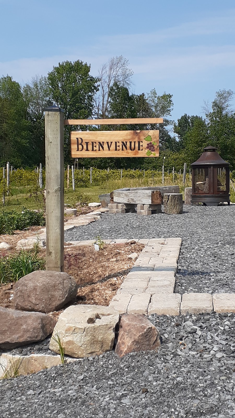 Vignoble Aux Volets Noirs | 2313 Chem. de la Rivière-des-Anglais, Howick, QC J0S 1G0, Canada | Phone: (450) 825-2546