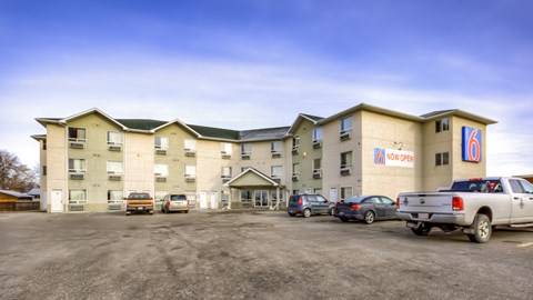 Motel 6 Regina SK | 2050 Victoria Ave E, Regina, SK S4N 7B9, Canada | Phone: (306) 565-2251