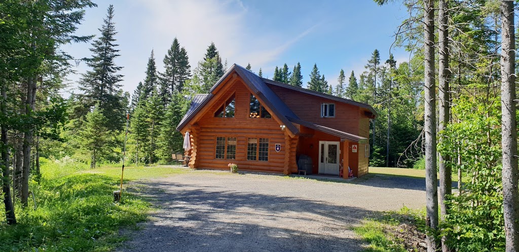 Chalet Le bois rond des Ruisseaux | 171 Chemin du Curé, Saint-Tite-des-Caps, QC G0A 1L0, Canada | Phone: (418) 823-1184