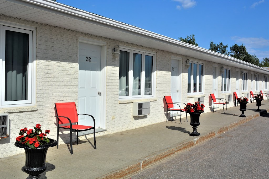 Motel Quatre Saisons | 157 Route 138 Ouest, Forestville, QC G0T 1E0, Canada | Phone: (418) 587-6666