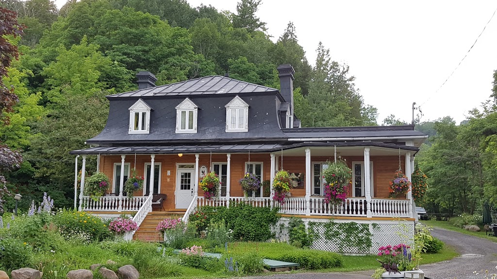 Auberge Du Sault-A-La-Puce | 8365 Ave Royale, Château-Richer, QC G0A 1N0, Canada | Phone: (418) 824-5659