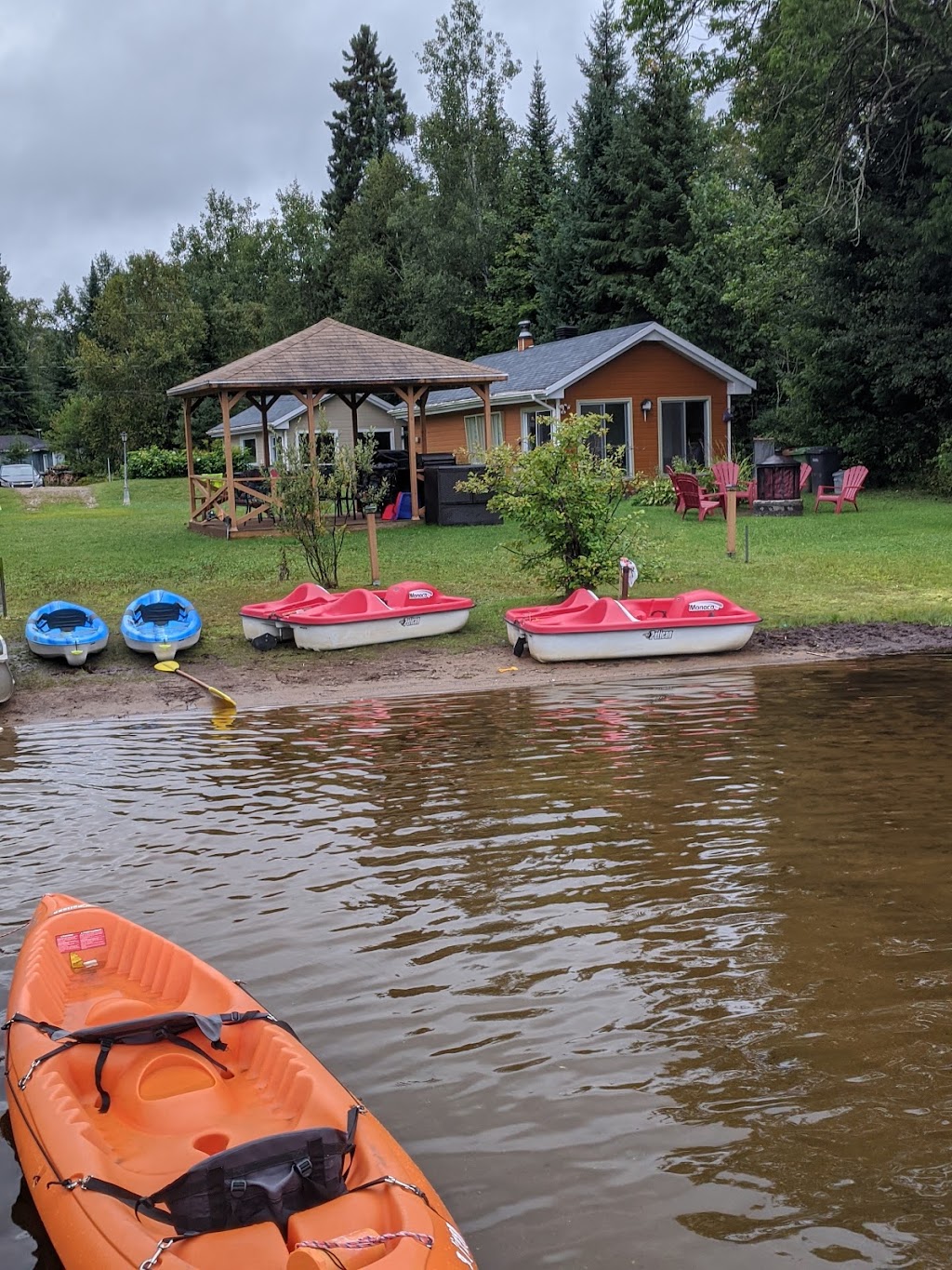 Les 4 chalets à Chute-Saint-Philippe | 609 Chem. des Voyageurs, Chute-Saint-Philippe, QC J0W 1A0, Canada | Phone: (514) 817-3987