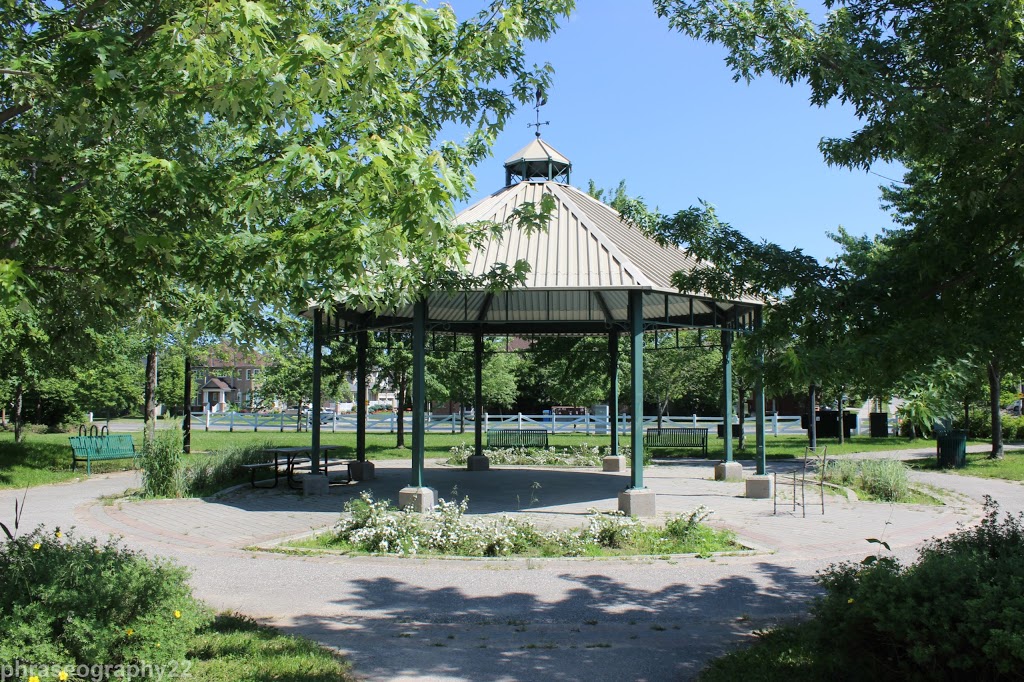 Russell Farm Park | 290 Bantry Ave, Richmond Hill, ON L4B 4M7, Canada | Phone: (905) 771-8800