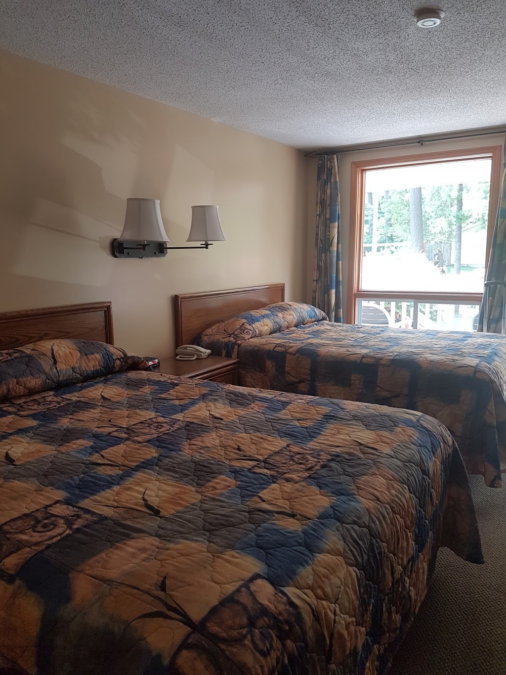 Blue Water Motel | 121 Ontario St S, Grand Bend, ON N0M 1T0, Canada | Phone: (519) 238-2014