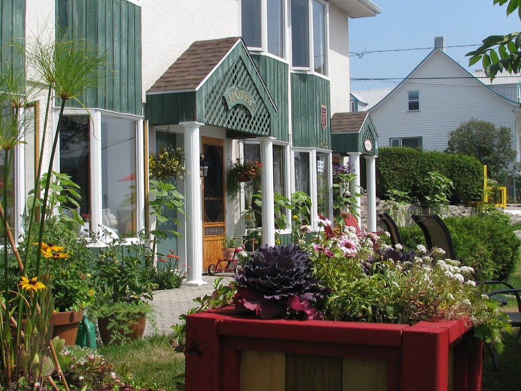 Hôtel le Pionnier inc | 263 Rue des Pionniers, Tadoussac, QC G0T 2A0, Canada | Phone: (418) 235-4666