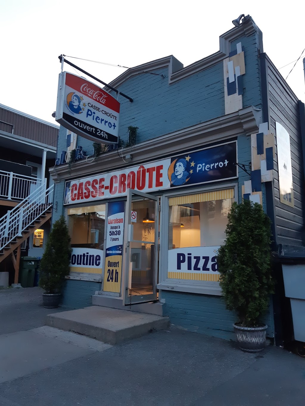 Casse-Croûte Pierrot | 1996 1re Av., Québec, QC G1L 3M2, Canada | Phone: (418) 529-4273