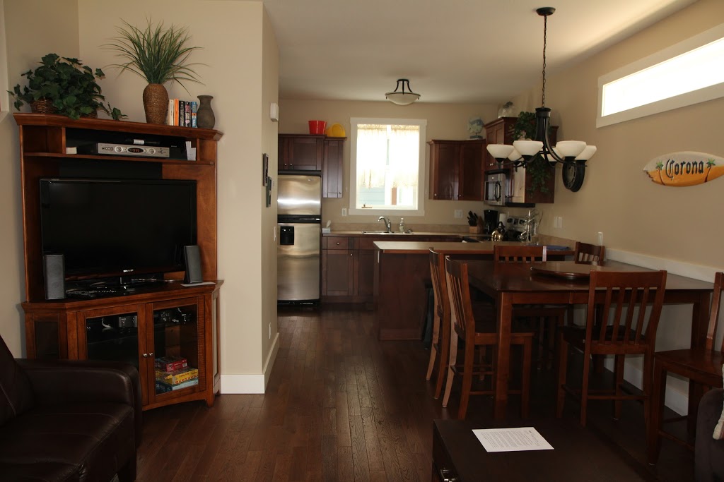 Shuswap Lakeside Vacation Rentals | 505 Poage Ave, Sicamous, BC V0E 2V0, Canada | Phone: (250) 804-3485