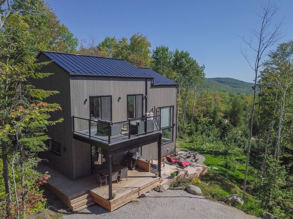 Chalet Equinox | 17 Chemin Gabrielle Roy, Petite-Rivière-Saint-François, QC G0A 2L0, Canada | Phone: (833) 354-6659