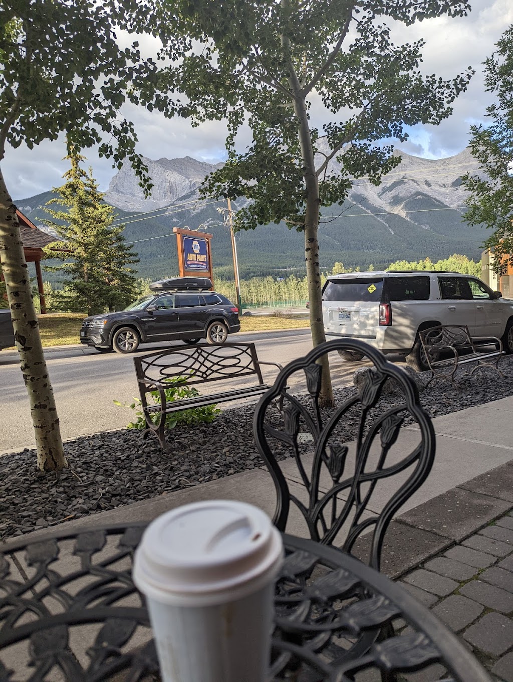 black dog cafe | 30 Lincoln Park Unit 101, Canmore, AB T1W 3E9, Canada | Phone: (403) 961-5030