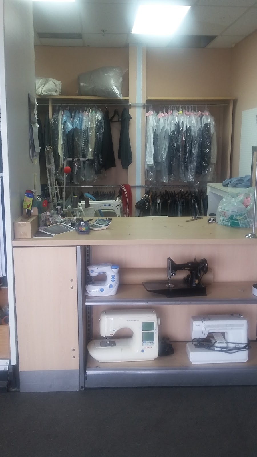 High Top Tailor | 700 Strasburg Rd, Kitchener, ON N2E 2M2, Canada | Phone: (519) 579-9709