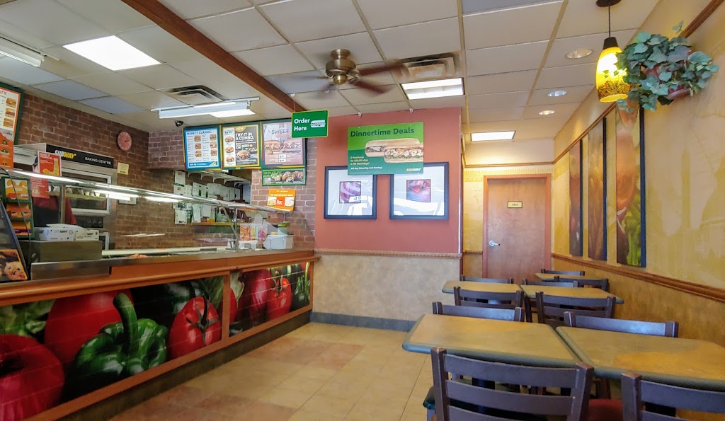 Subway | Munroe Shopping Centre, 491 London St, Winnipeg, MB R2K 2Z4, Canada | Phone: (204) 988-4517