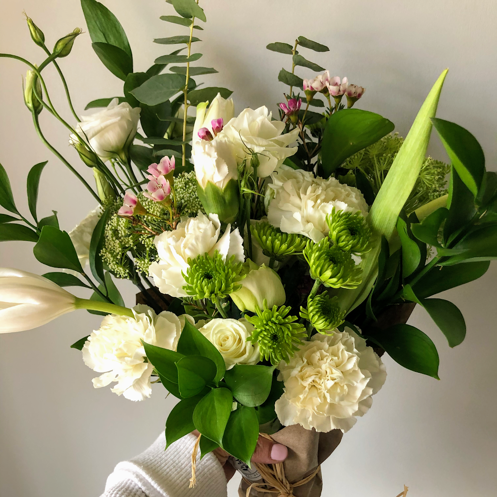 Stems and Petals Floral Design | 3118 Colton Way, Oakville, ON L6M 0W3, Canada | Phone: (905) 334-4266