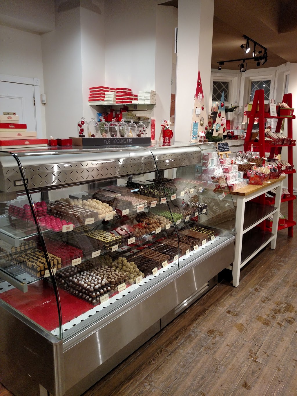 Chocolats Favoris | 32 Avenue Bégin, Lévis, QC G6Y 4B8, Canada | Phone: (418) 833-2287