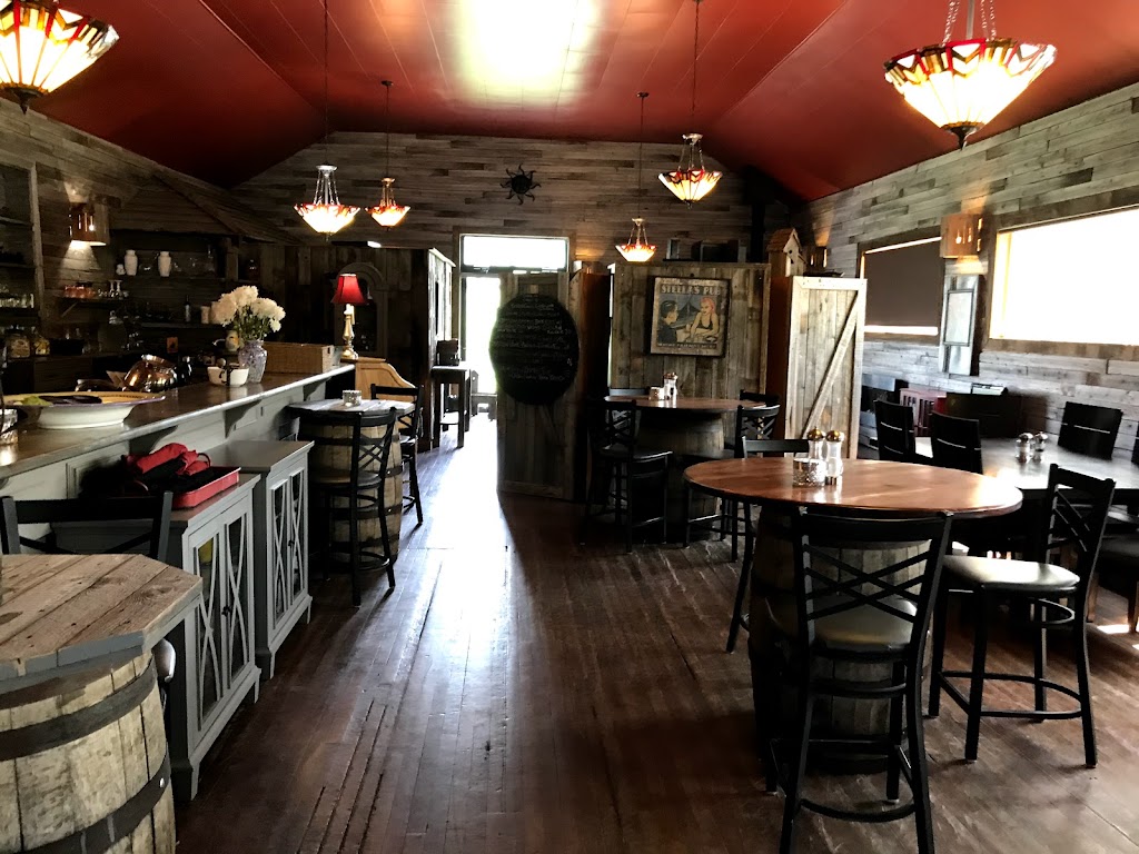 Stellas Inn | 731 1st ave, Beaver Mines, AB T0K 1W0, Canada | Phone: (403) 627-9798