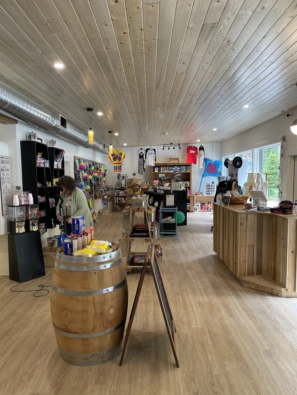 Lindell Beach General Store | 1725 Lindell Ave, Lindell Beach, BC V2R 4W7, Canada | Phone: (604) 858-0346