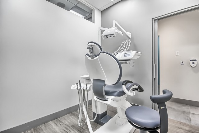 iDent Dental | 10211 Keele St Unit 20, Maple, ON L6A 4R8, Canada | Phone: (905) 553-2647