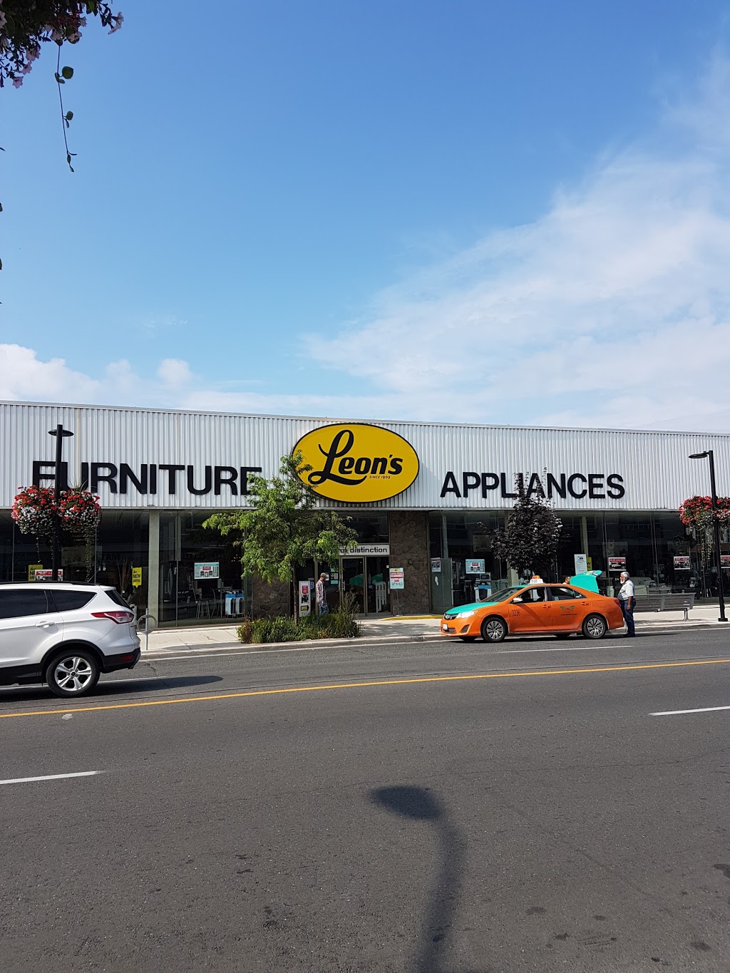 Leons Furniture | 2872 Danforth Ave, Toronto, ON M4C 1M1, Canada | Phone: (416) 699-7143