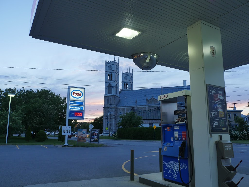 Esso | 310 Boulevard Lanaudière, Sainte-Anne-de-la-Pérade, QC G0X 2J0, Canada | Phone: (418) 325-2188