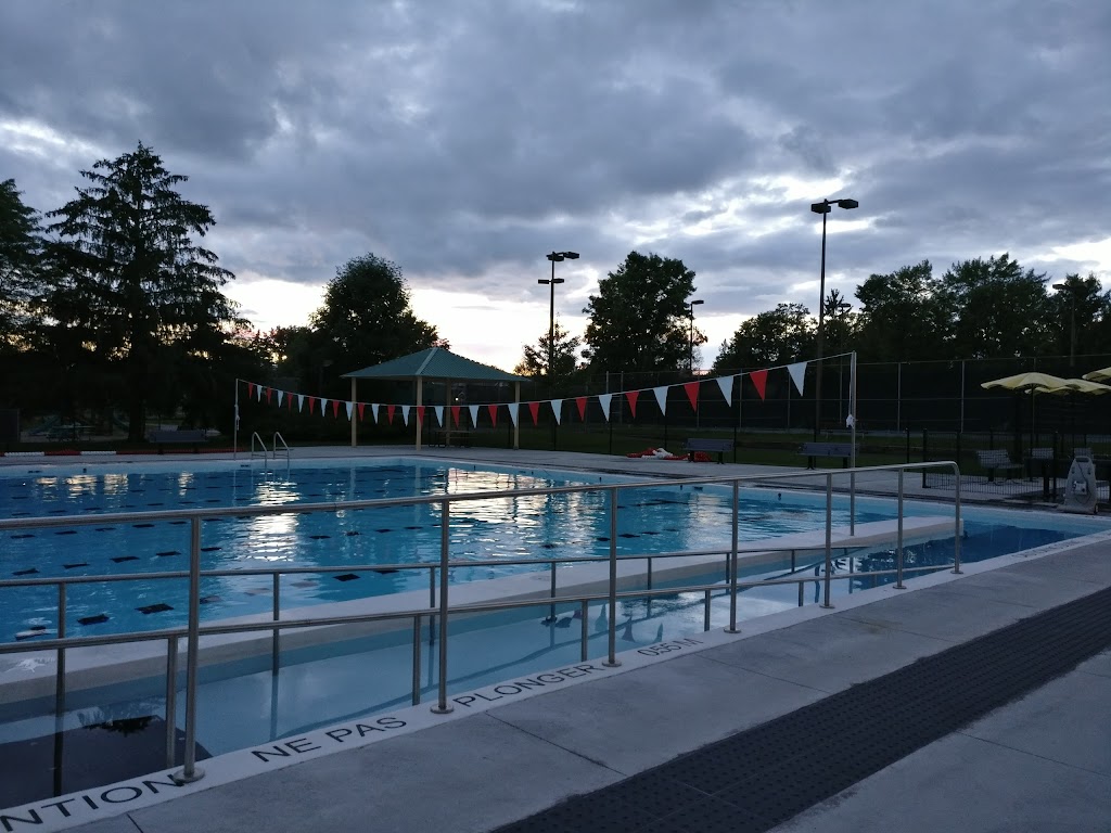 Crestview Outdoor Pool | 56 Fieldrow St, Ottawa, ON K2G 2Y7, Canada | Phone: (613) 225-7250