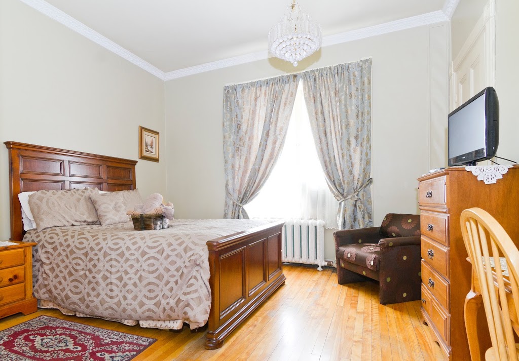 B&B Saint Louis | 82 Rue Saint Louis, Québec, QC G1R 3Z5, Canada | Phone: (418) 694-1101