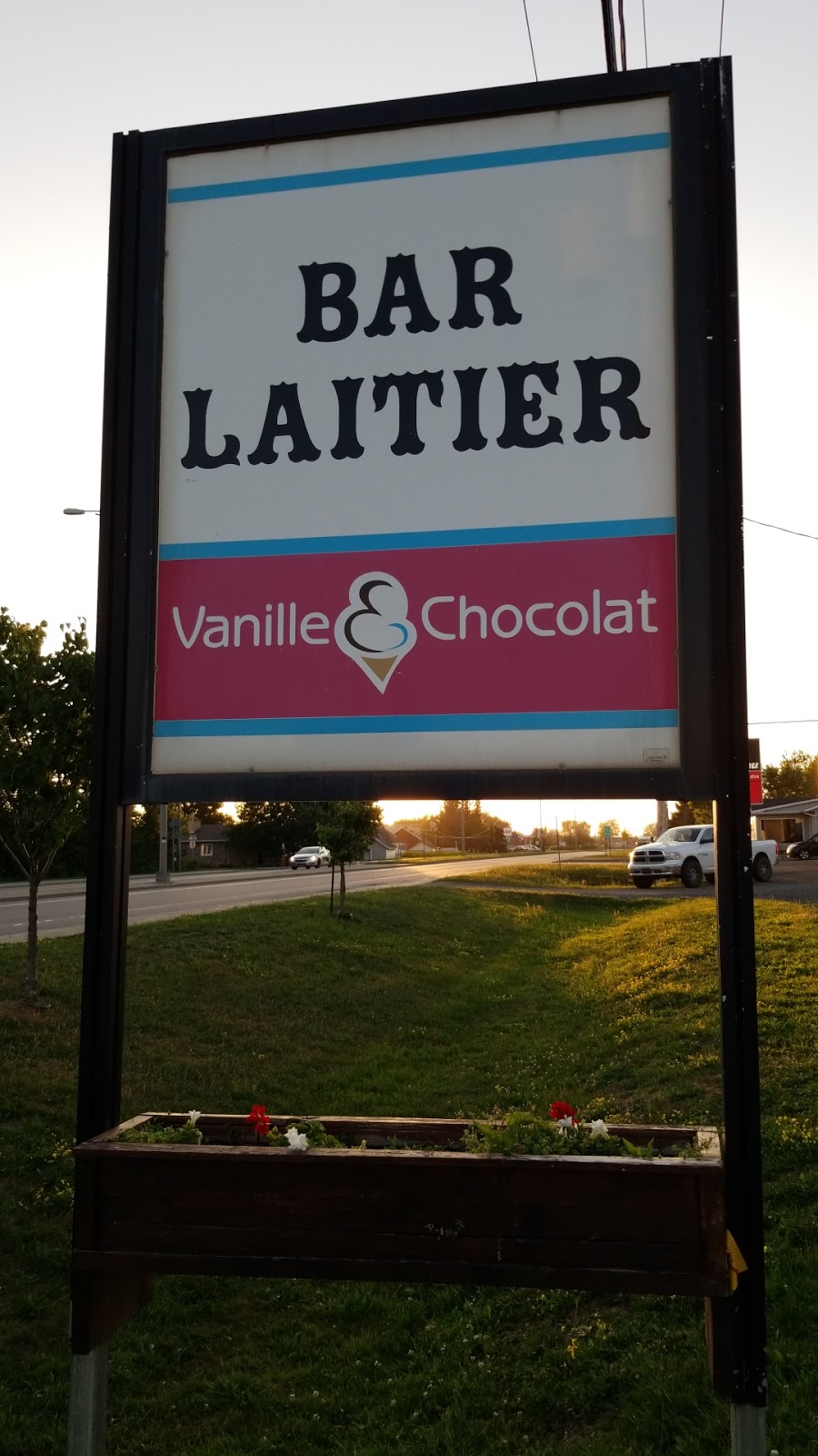 Bar Laitier Vanille Chocolat | 98 Rte Campagna, Saint-Henri, QC G0R 3E0, Canada | Phone: (418) 805-6701