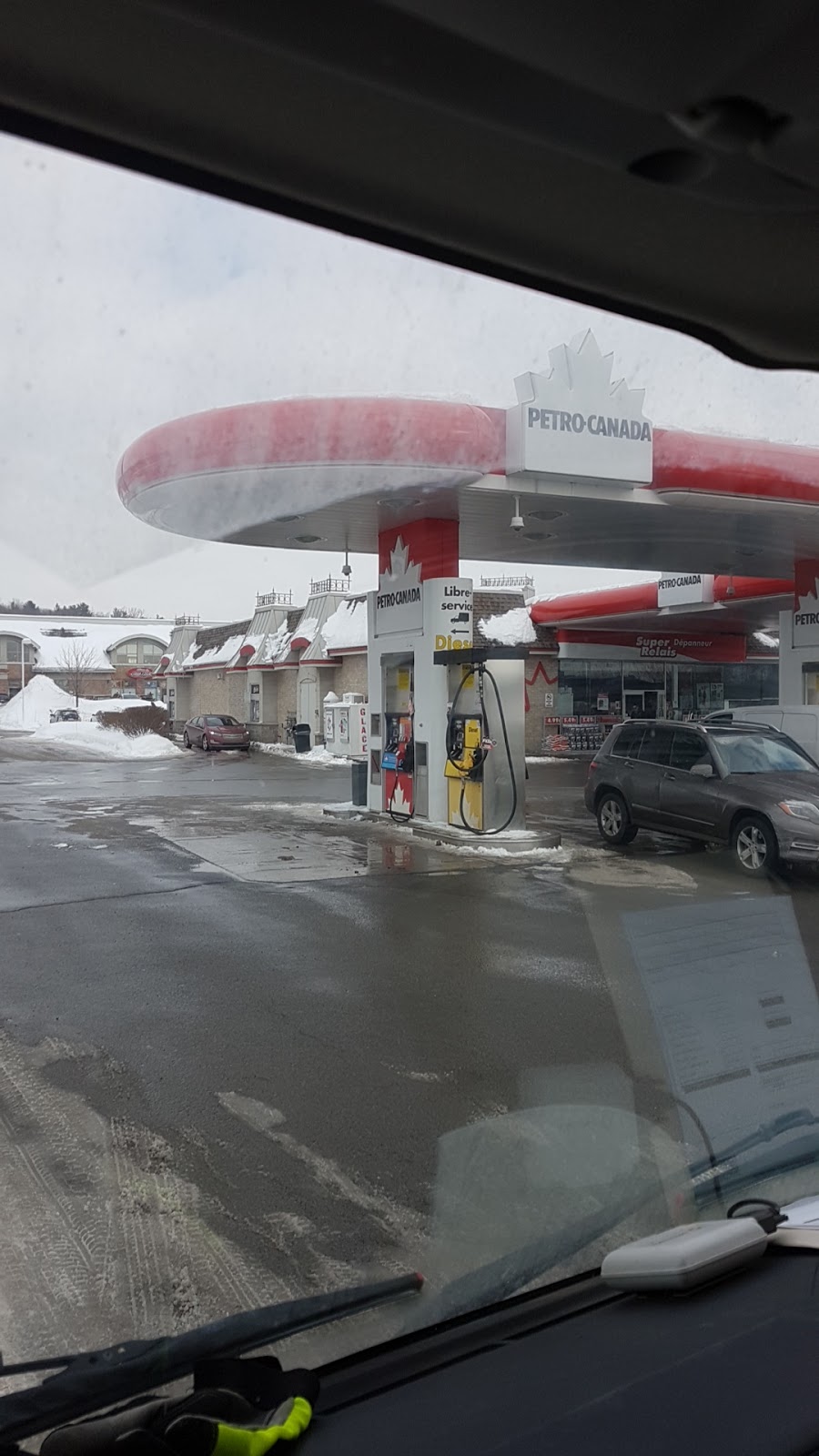 Petro-Canada | 55 Boulevard des Châteaux, Blainville, QC J7B 1Z8, Canada | Phone: (450) 433-2875