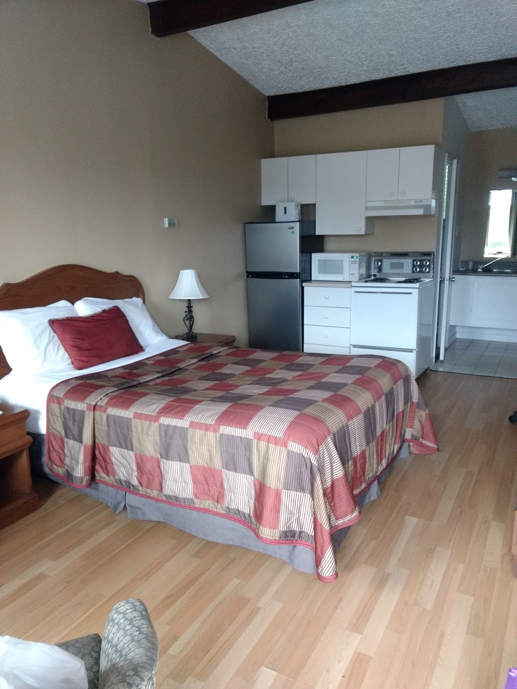 Motel Iberville | 354 Rue Adrien-Fontaine, Saint-Jean-sur-Richelieu, QC J2X 5M5, Canada | Phone: (450) 347-3741