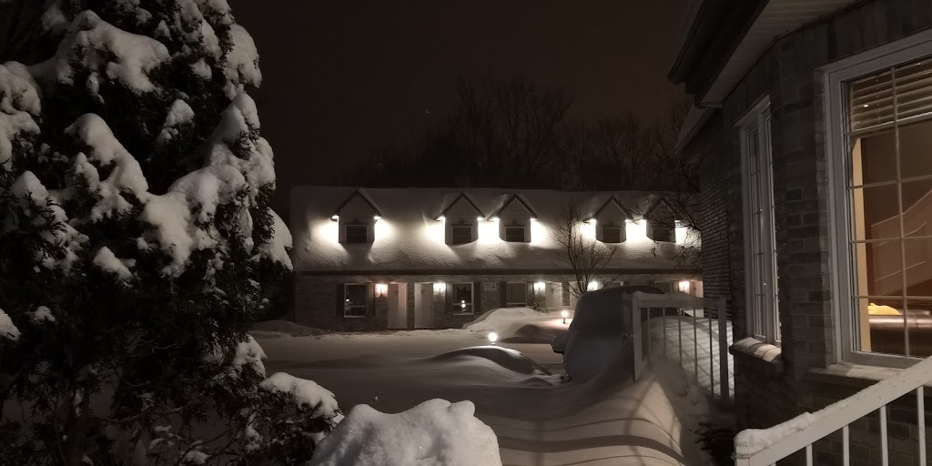 Motel au Ptit Sapin | 16033 Du, Boulevard Curé-Labelle, Mirabel, QC J7J 2G6, Canada | Phone: (450) 432-4691