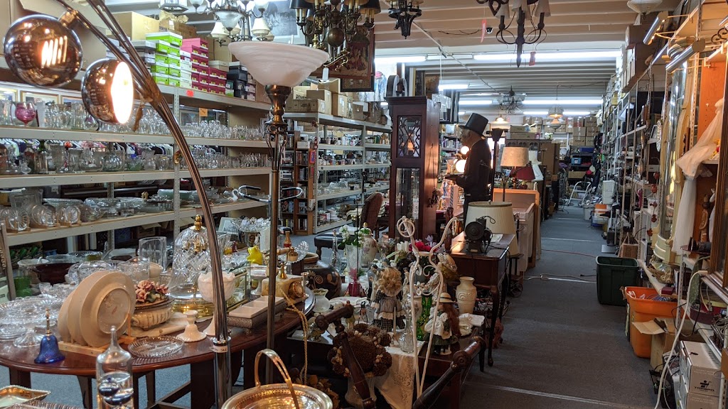 Meubles Bazar Grand Berger | 2510 Rue Centre, Montréal, QC H3K 1J8, Canada | Phone: (514) 933-9608