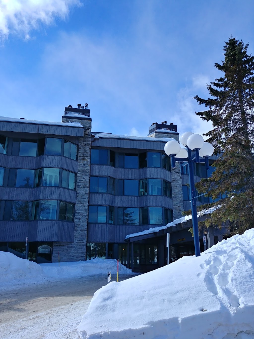 Au Domaine Des Neiges | 203 Rue du Val-des-Neiges, Beaupré, QC G0A 1E0, Canada | Phone: (418) 827-5721