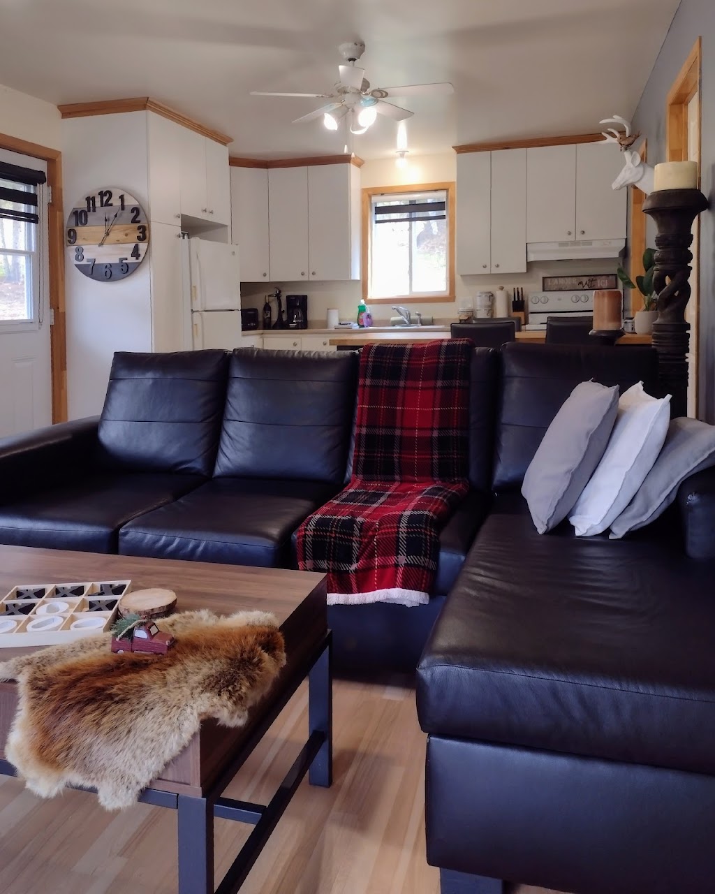 Chalet Lune & Ruisseau | 379 Chem. du Marquis, Chute-Saint-Philippe, QC J0W 1A0, Canada | Phone: (450) 820-3637