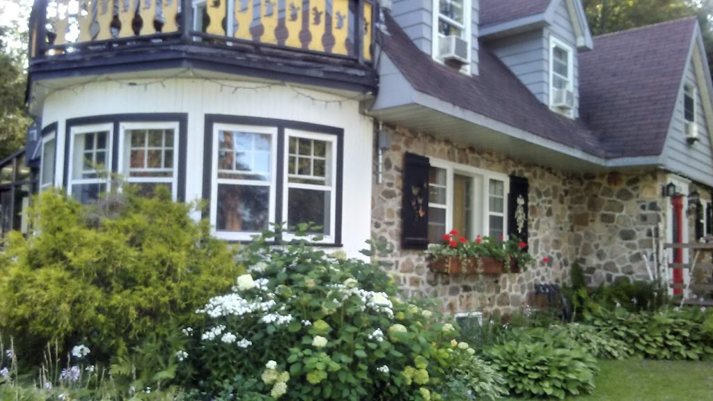 Auberge Bonne Nuit Bonjour B&B | 1980 Boulevard de Sainte-Adèle, Sainte-Adèle, QC J8B 2N5, Canada | Phone: (450) 229-7500