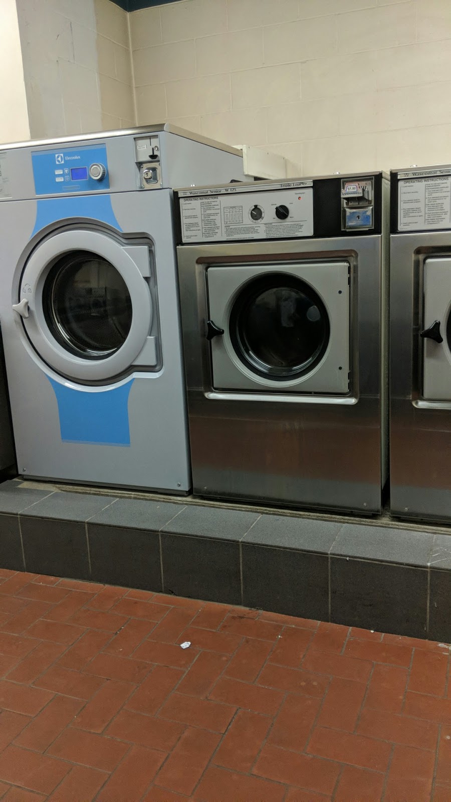 Dinas Coin Laundry Inc. | 650 Lansdowne Ave, Toronto, ON M6H 3Y7, Canada | Phone: (647) 833-2017