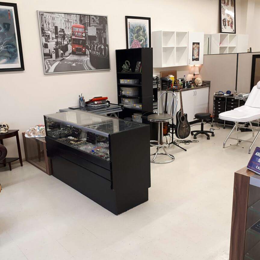 Universal Tattoo & Body Piercing | 425 Boulevard la Vérendrye E, Gatineau, QC J8P 1E6, Canada | Phone: (819) 360-0953