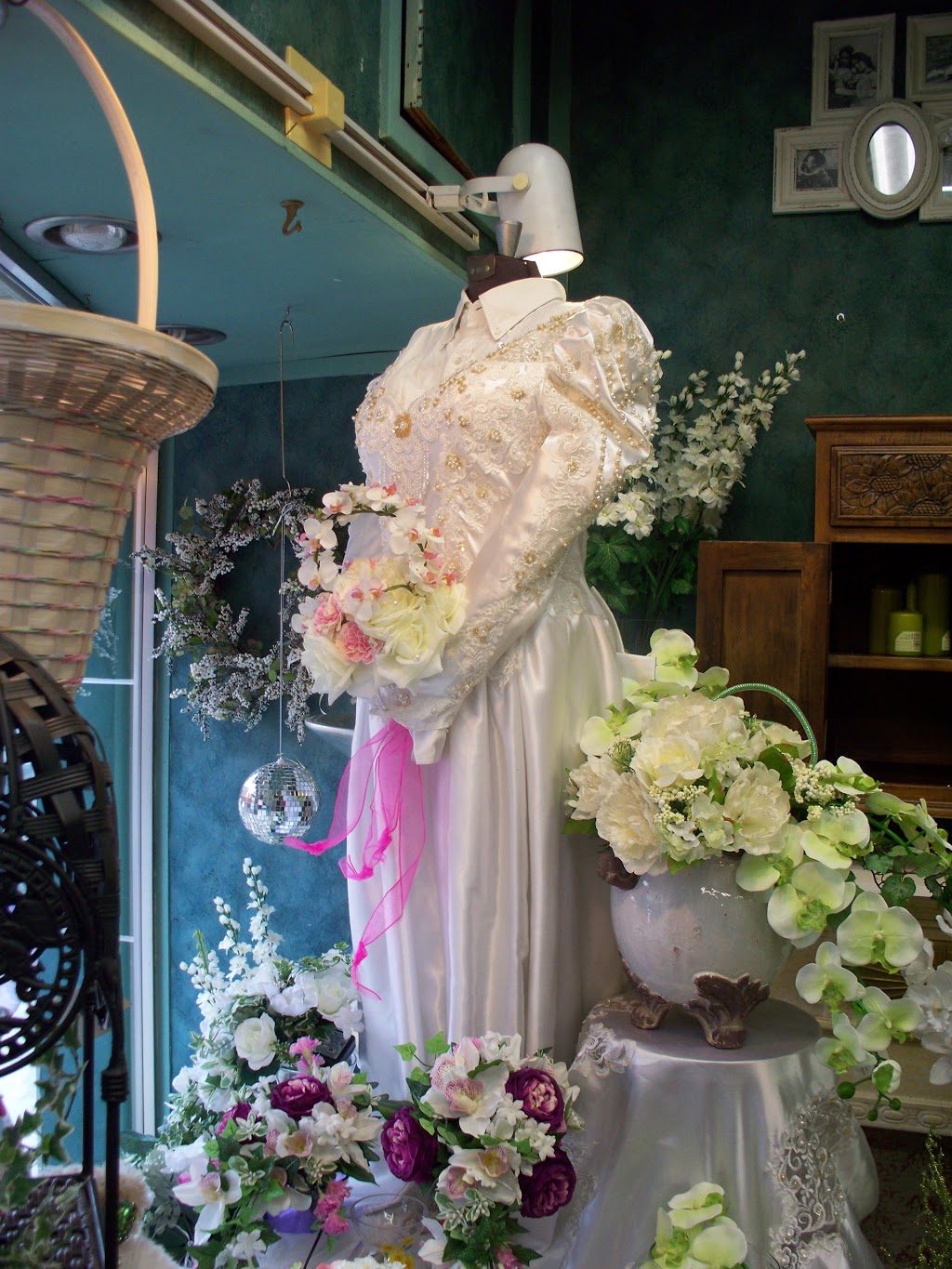 Margarets Fernlea Flowers & Gifts | 201 Broadway, Tillsonburg, ON N4G 3R2, Canada | Phone: (519) 842-8441