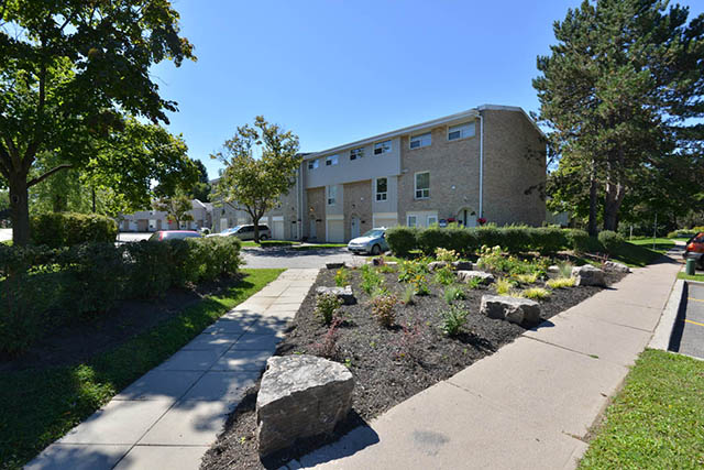 Creekside Townhomes | 560 Waverly St N, Oshawa, ON L1J 5Y4, Canada | Phone: (289) 240-3015